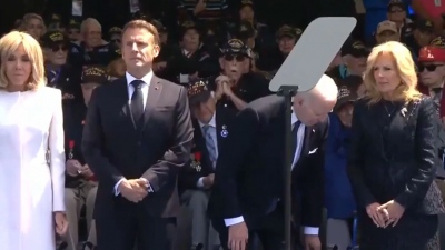 Ο Joe Biden βλέπει... φαντάσματα: Προσπάθησε να κάτσει σε... ανύπαρκτη καρέκλα - Η αμήχανη στιγμή δίπλα στον Macron (video)