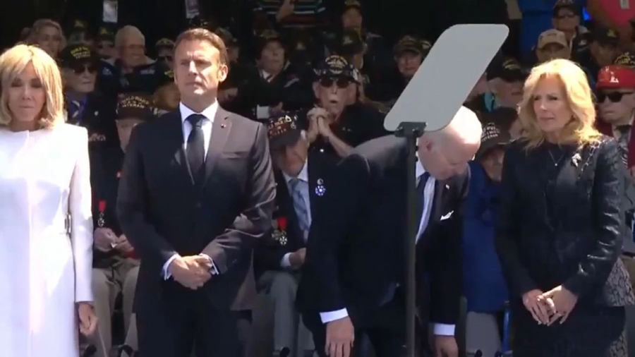 Ο Joe Biden βλέπει... φαντάσματα: Προσπάθησε να κάτσει σε... ανύπαρκτη καρέκλα - Η αμήχανη στιγμή δίπλα στον Macron (video)