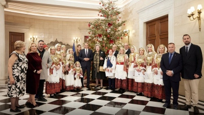 Τα κάλαντα της Πρωτοχρονιάς άκουσε στο Μαξίμου ο Πρωθυπουργός με την κόρη του