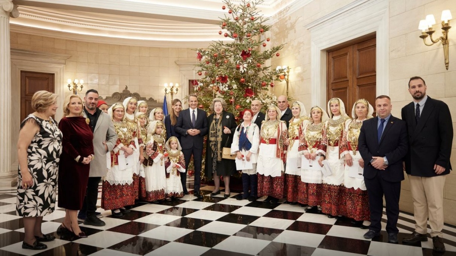 Τα κάλαντα της Πρωτοχρονιάς άκουσε στο Μαξίμου ο Πρωθυπουργός με την κόρη του