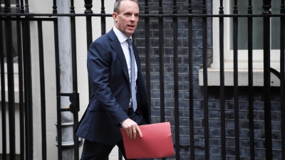 Βρετανία: Ακραία και διχαστική για δημοκρατικά καθεστώτα η απειλή μπλόκου στις εξαγωγές εμβολίων