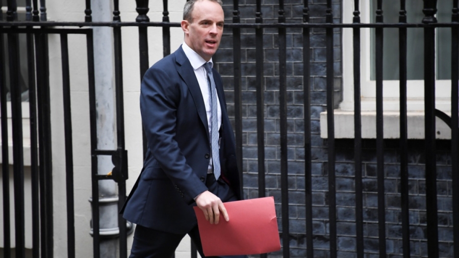 Βρετανία: Ακραία και διχαστική για δημοκρατικά καθεστώτα η απειλή μπλόκου στις εξαγωγές εμβολίων