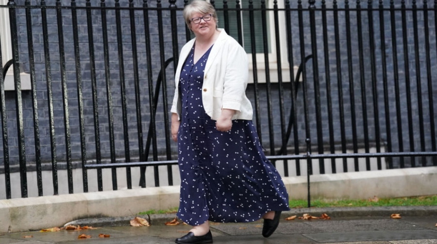 Βρετανία: Κατά των αμβλώσεων και των γκέι γάμων η νέα υπουργός Υγείας - Η κολλητή της Truss που καπνίζει πούρα, ακούει hip hop