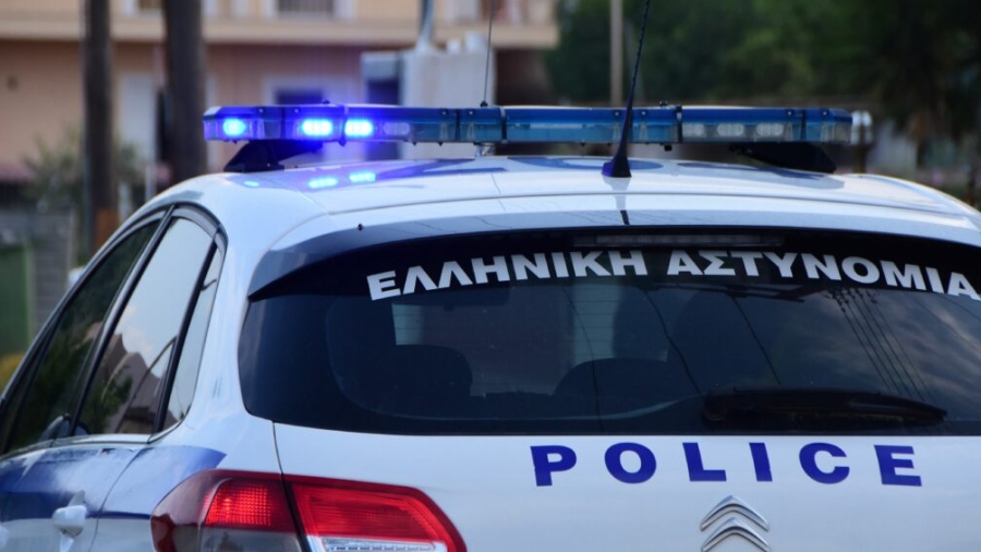 Ξέφραγο αμπέλι η Ελλάδα - «Γάζωσαν» αυτοκίνητο μέρα μεσημέρι στη Νέα Μάκρη
