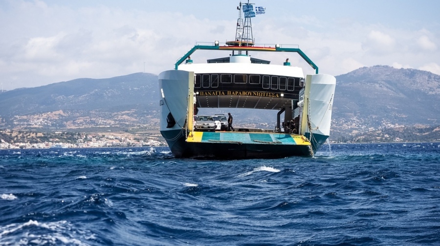 Σε εξέλιξη η επιχείρηση αποκόλλησης του ferry boat στα Νέα Στύρα - Σε ομαδικές μηνύσεις προχωρούν οι επιβάτες