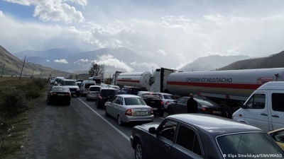 DW: Ουρές χιλιομέτρων στα σύνορα Ρωσίας - Γεωργίας, καθώς Ρώσοι που αρνούνται να πολεμήσουν αναζητούν καταφύγιο (και) στη Γεωργία