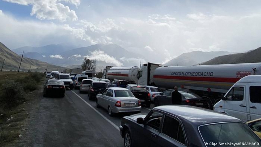 DW: Ουρές χιλιομέτρων στα σύνορα Ρωσίας - Γεωργίας, καθώς Ρώσοι που αρνούνται να πολεμήσουν αναζητούν καταφύγιο (και) στη Γεωργία