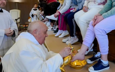 Ο Πάπας έπλυνε τα πόδια γυναικών και μίλησε για την ειρήνη