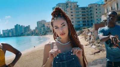 Τουρκοκύπρια τραγουδίστρια γύρισε βίντεο κλιπ στα Βαρώσια - «Εξόργισε τους Κύπριους και τους Έλληνες»