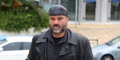 Δίκη Κωστόπουλου: Υπέρ της απαλλαγής του σκηνοθέτη από την κατηγορία του βιασμού τάχθηκε ο εισαγγελέας