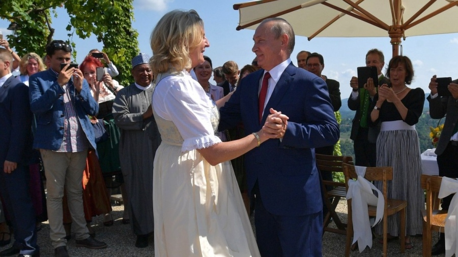 Αυστρία: Η πρώην υπουργός Εξωτερικών που προσκάλεσε τον Putin στο γάμο της εγκαθίσταται μόνιμα στη Ρωσία