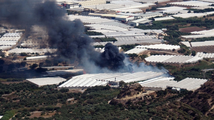 Σε εξέλιξη φωτιά στην Ιεράπετρα Κρήτης, καίει θερμοκήπια - Επιχειρούν ισχυρές πυροσβεστικές δυνάμεις