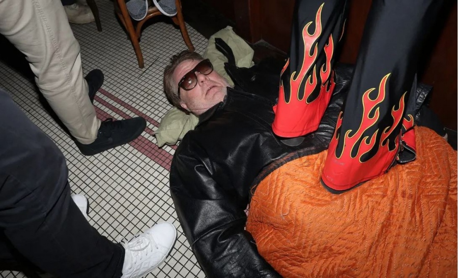 Τέχνη ή... ανωμαλία; - Ο «άνθρωπος - χαλί» που τον πατούν, κυριολεκτικά, με τα εκατομμύρια views, απαντά