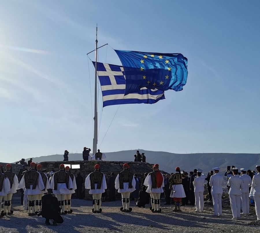 Παρουσία Σακελλαροπούλου και Σχοινά η ταυτόχρονη έπαρση ελληνικής και ευρωπαϊκής σημαίας στην Ακρόπολη