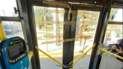 Νέο περιστατικό - σοκ με λεωφορείο στην Αθήνα - Ξεκόλλησε πόρτα ενώ ήταν εν κινήσει - Την κράτησαν.. επιβάτες για να μην πέσει
