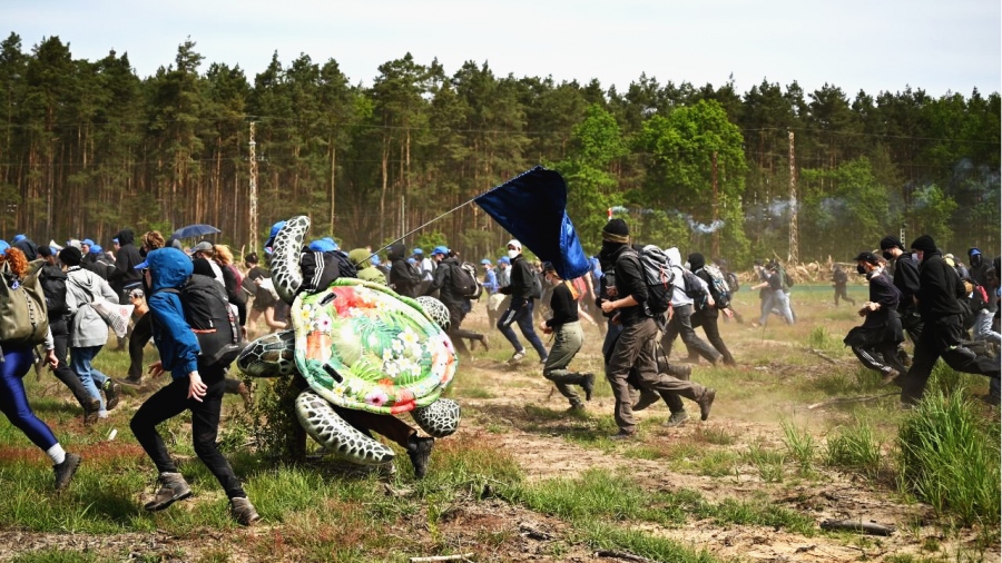 Φρικιά εναντίον ... Elon Musk - Άγριο ντου ακροαριστερών στο Gigafactory της Tesla στο Βερολίνο (vid)