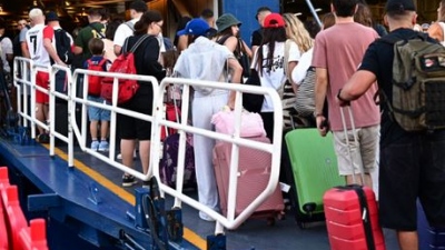 Κορυφώνεται η έξοδος του Αυγούστου – Αυξημένη η κίνηση στα λιμάνια της Αττικής, πάνω από 56.000 επιβάτες αναχωρούν