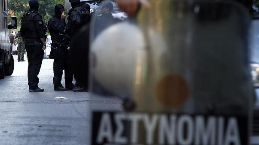 Αστυνομική επιχείρηση στα Εξάρχεια – Εκκένωση υπό κατάληψη κτηρίου