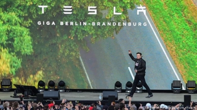 Tesla: Το Βερολίνο δοκιμάζει τα... νεύρα του Musk για την κατασκευή του εργοστασίου ενώ αυτός «σνομπάρει» επιδοτήσεις 1,1 δισ. ευρώ