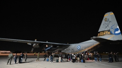 Έφθασαν με C-130, στην Ελευσίνα οι 91 Έλληνες που είχαν εγκλωβιστεί στο Άμπου Ντάμπι