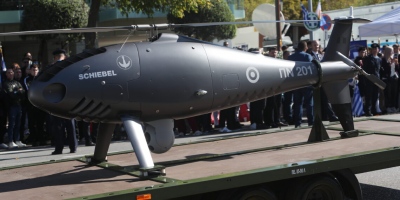 Και επίσημα τα Camcopter S-100 στις ελληνικές Belharra - «Έπεσαν» οι υπογραφές για τα  μη επανδρωμένα ελικόπτερα – Την άνοιξη στον «Κίμωνα»