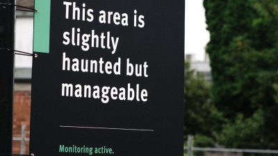 Όριο ταχύτητας βάδισης και στοιχειωμένες περιοχές - Περίεργες πινακίδες σπέρνουν σύγχυση και ανησυχία σε πεζούς