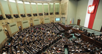 Πολωνία: Ενέκρινε η Γερουσία το νομοσχέδιο για το Ολοκαύτωμα παρά τις διεθνείς αντιδράσεις