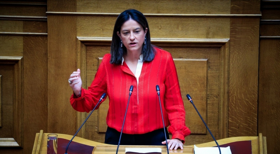 «Πάγος» επ' αόριστον από την Κεραμέως σε δύο μνημονιακά μέτρα για συντάξεις χηρείας και επιδόματα Ταμείων