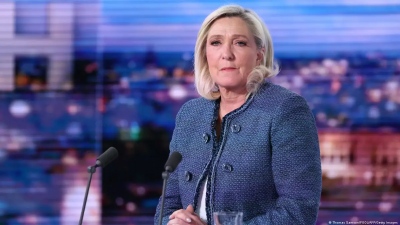 Η Le Pen επιστρέφει... ετοιμάζεται για την προεδρία της Γαλλίας, αλλά με ηλεκτρονικό βραχιολάκι - Ένοχη στο Εφετείο