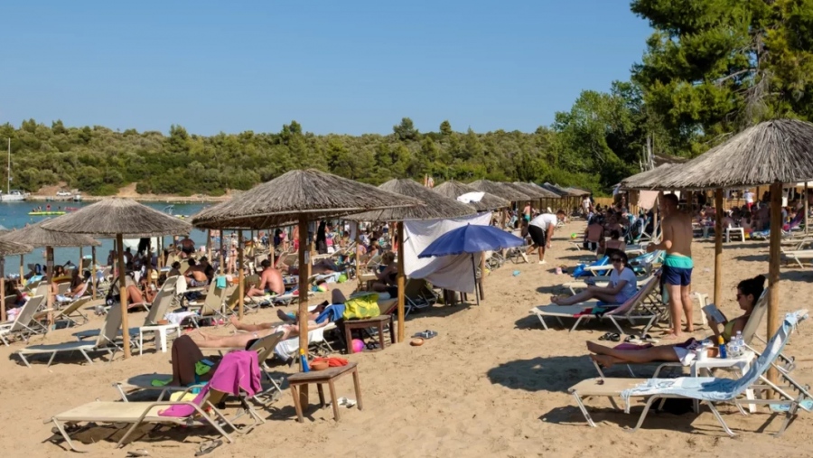 Χαλκιδική - Καταγγελία για beach bar: «Μας απαγόρευσαν να ταΐσουμε με δικό μας φαγητό τα μωρά μας»
