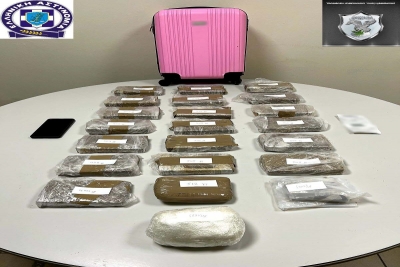 Θεσσαλονίκη: Χειροπέδες σε 26χρονη που μετέφερε με βαλίτσα πάνω από 10 κιλά ηρωίνη