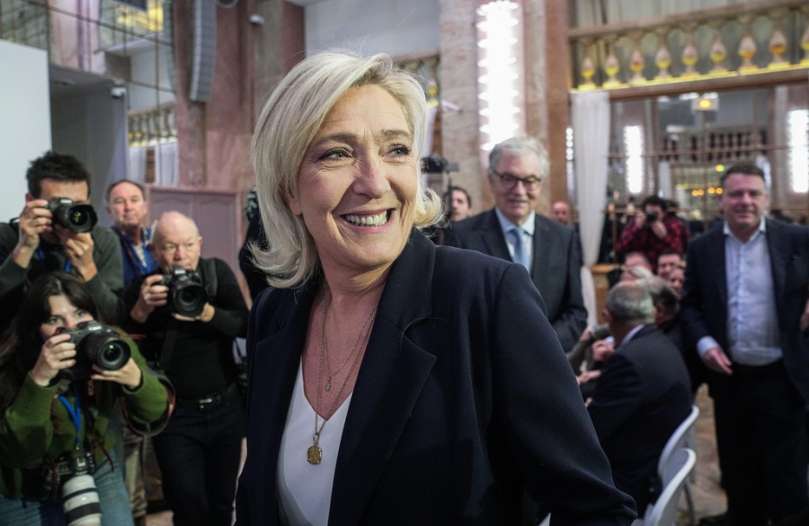 Ιστορική ανατροπή – Η Marine Le Pen «κλειδώνει» τη Γαλλική προεδρία το 2027: Για πρώτη φορά προηγείται σε δημοσκόπηση στο β΄ γύρο