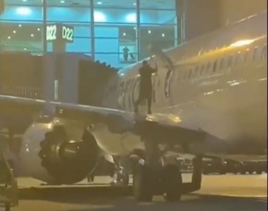 Άνοιξε την έξοδο κινδύνου στο αεροπλάνο και βγήκε στο... φτερό