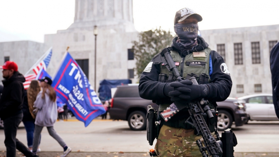 Δεν μοιάζει πια σαν τρελό σενάριο - Η απειλή ενός εμφυλίου πολέμου αυξάνεται στις ΗΠΑ - «Έκρηξη» στις αγορές όπλων