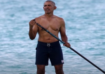 ΗΠΑ: Ο Barack Obama κάνει paddleboarding στη Χαβάη