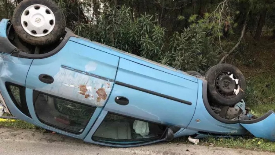 Σοβαρό τροχαίο στην Λάρισα - Αυτοκίνητο αναποδογύρισε και εγκλωβίστηκε 25χρονη οδηγός
