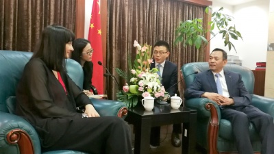 Στη Σαγκάη η Κουντουρά: Προτεραιότητα για την Ελλάδα το στρατηγικό άνοιγμα της κινεζικής τουριστικής αγοράς