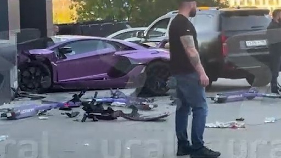 Η μωβ Lamborghini του γιου του δισεκατομμυριούχου Altushkin καρφώθηκε σε κτίριο κατοικιών στο Αικατερινούπολη
