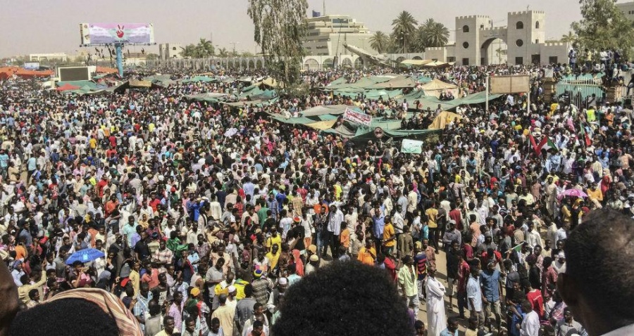 Σουδάν: Διορία δύο εβδομάδων από την Αφρικανική Ένωση στο στρατό να παραδώσει την εξουσία σε μια κυβέρνηση πολιτών