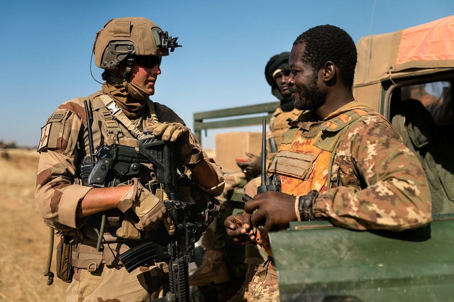 Η Γαλλία παίζει τα ρέστα της στην Αφρική - Σχεδιάζει να μοιραστεί με ΗΠΑ και ΝΑΤΟ τις βάσεις που διαθέτει