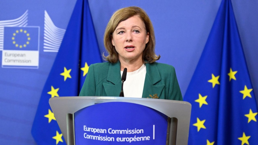 Κομισιόν - ΕΕ: Προειδοποιήσεις της Επιτρόπου Διαφάνειας Jourova για πιθανή παρέμβαση της Ρωσίας στις Ευρωεκλογές