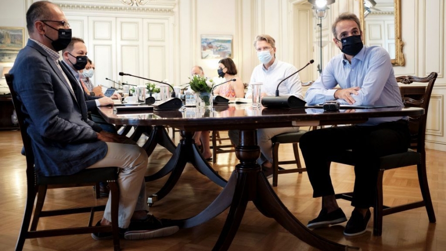 Διχάζει και «απειλεί» τους ανεμβολίαστους, η κυβέρνηση - Η εισήγηση σοκ για τις υπερτοπικές μετακινήσεις