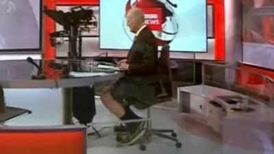 Σάλος με παρουσιαστή του BBC: Η κάμερα τον κατέγραψε να λέει τις ειδήσεις φορώντας... σορτσάκι