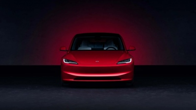 H Tesla ρίχνει τις τιμές στα αυτοκίνητα της μετά από «βουτιά» στις πωλήσεις