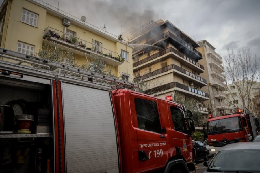 Μεγάλη φωτιά σε διαμέρισμα στο Παλαιό Φάληρο - Απεγκλωβίστηκαν 2 γυναίκες