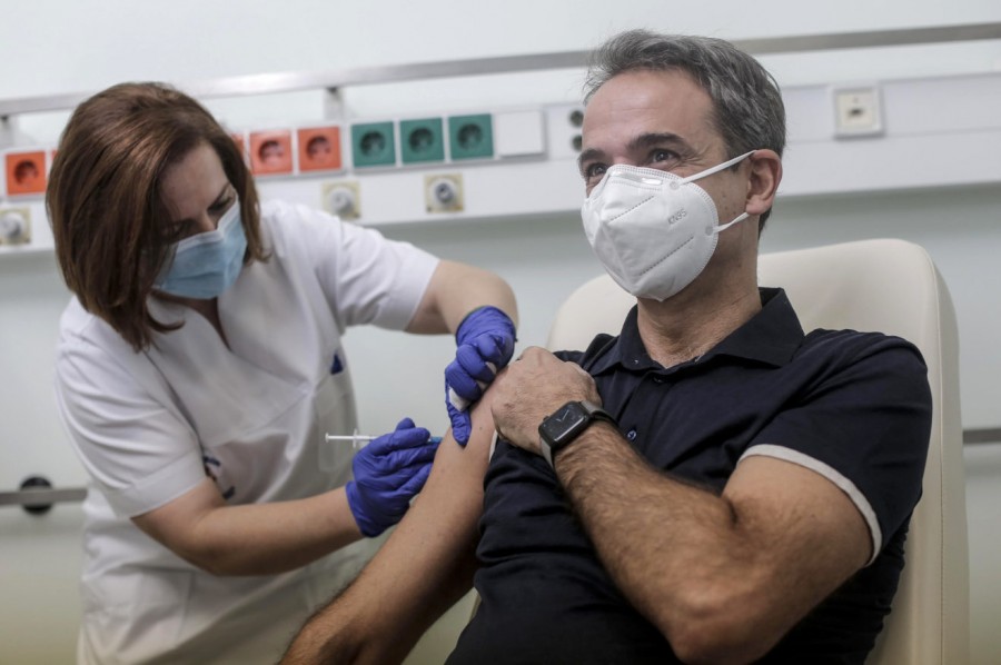 Τέλος στον κατά προτεραιότητα εμβολιασμό κυβερνητικών στελεχών, μετά τις αντιδράσεις - Το Μαξίμου αποδοκιμάζει τους υπουργούς, η Πελώνη «αδειάζει» Πέτσα