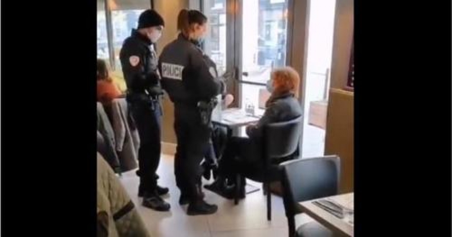 Πρωτοφανής καταστολή στη Γαλλία: Αστυνομικοί εκφοβίζουν πελάτες εστιατορίων και cafes για τα πιστοποιητικά εμβολιασμού Covid