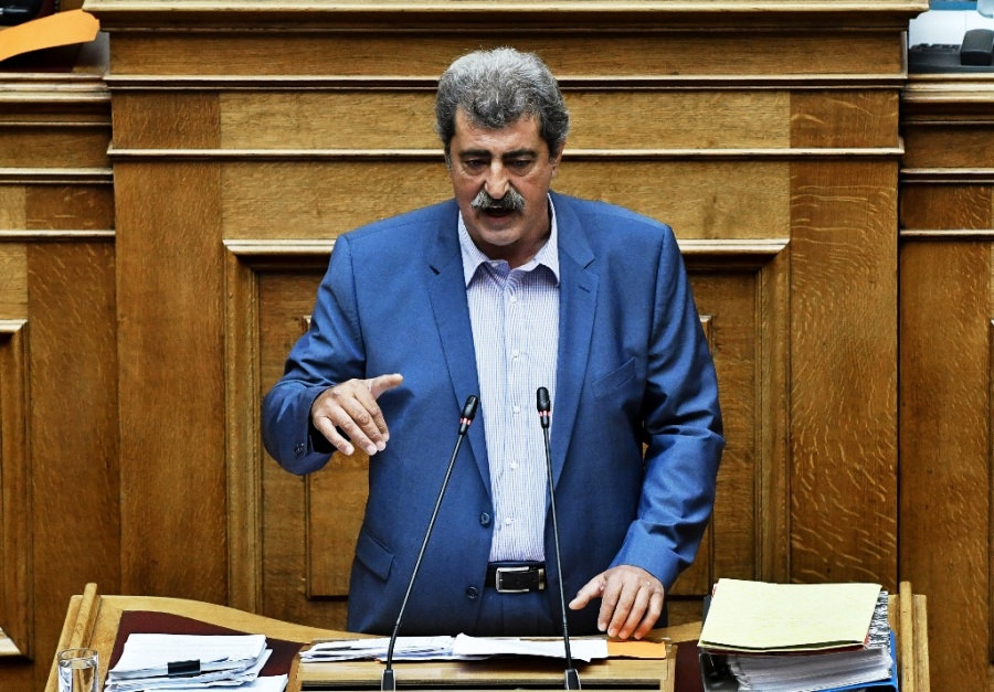 Πολάκης: Να πει ευθαρσώς το υπουργείο Υγείας ότι μεταδίδεται ο κορωνοϊός από την Θεία Κοινωνία