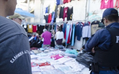 Επιχείρηση για την πάταξη του παραεμπορίου στον Πειραιά – Κατασχέθηκαν  3,5 τόνοι εμπορευμάτων