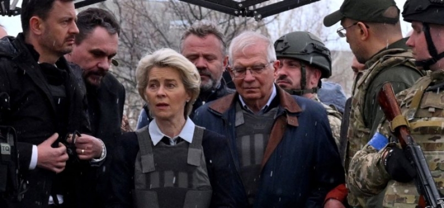 Von der Leyen από την Ουκρανία: Στην Μπούχα είδαμε το «απάνθρωπο πρόσωπο» του ρωσικού στρατού